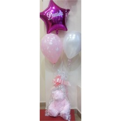 Composición de globos con peluche rosa